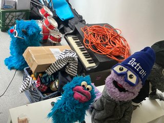 Satchmo and Foo on set